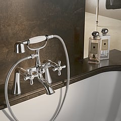 Hotbath Amice badmengkraan met omstelling op staande koppelingen voor badrandmontage, chroom