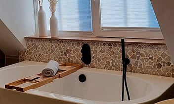 Hoe richt u uw badkamer met schuin dak in