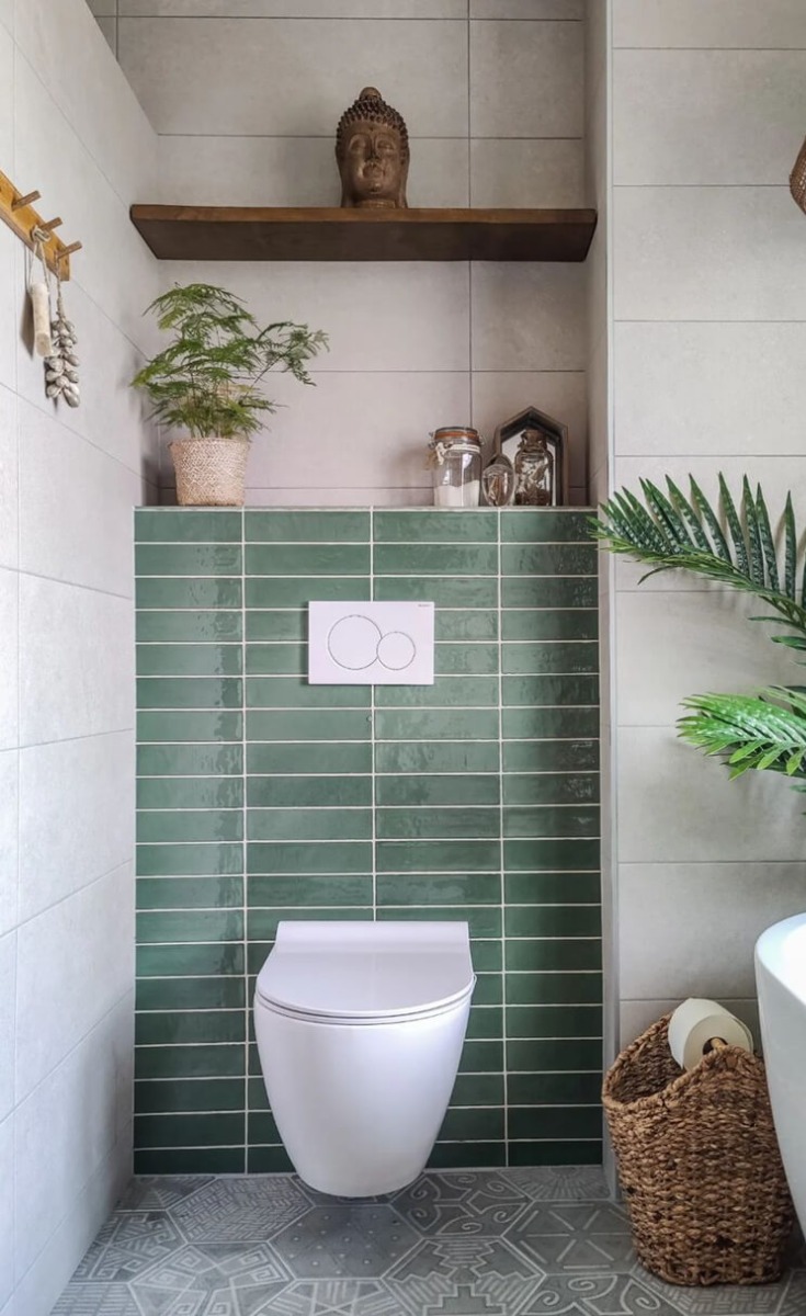 Hangend toilet met groene wandtegels