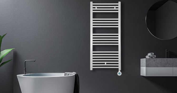 Design radiator in zwarte badkamer